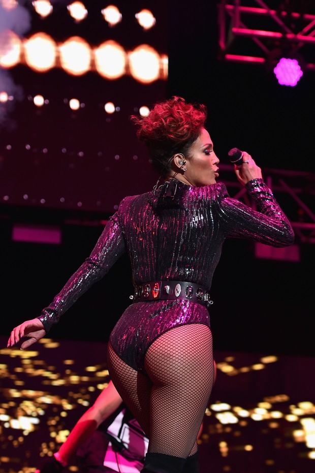 Jennifer Lopez usa decote generos