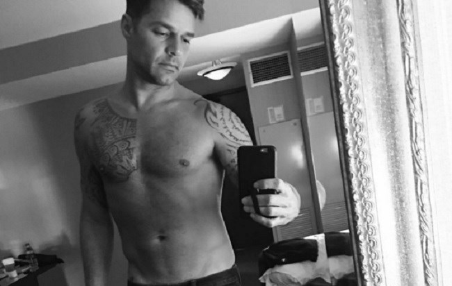 Ricky Martin sensual e em tronco nu aos 43 anos