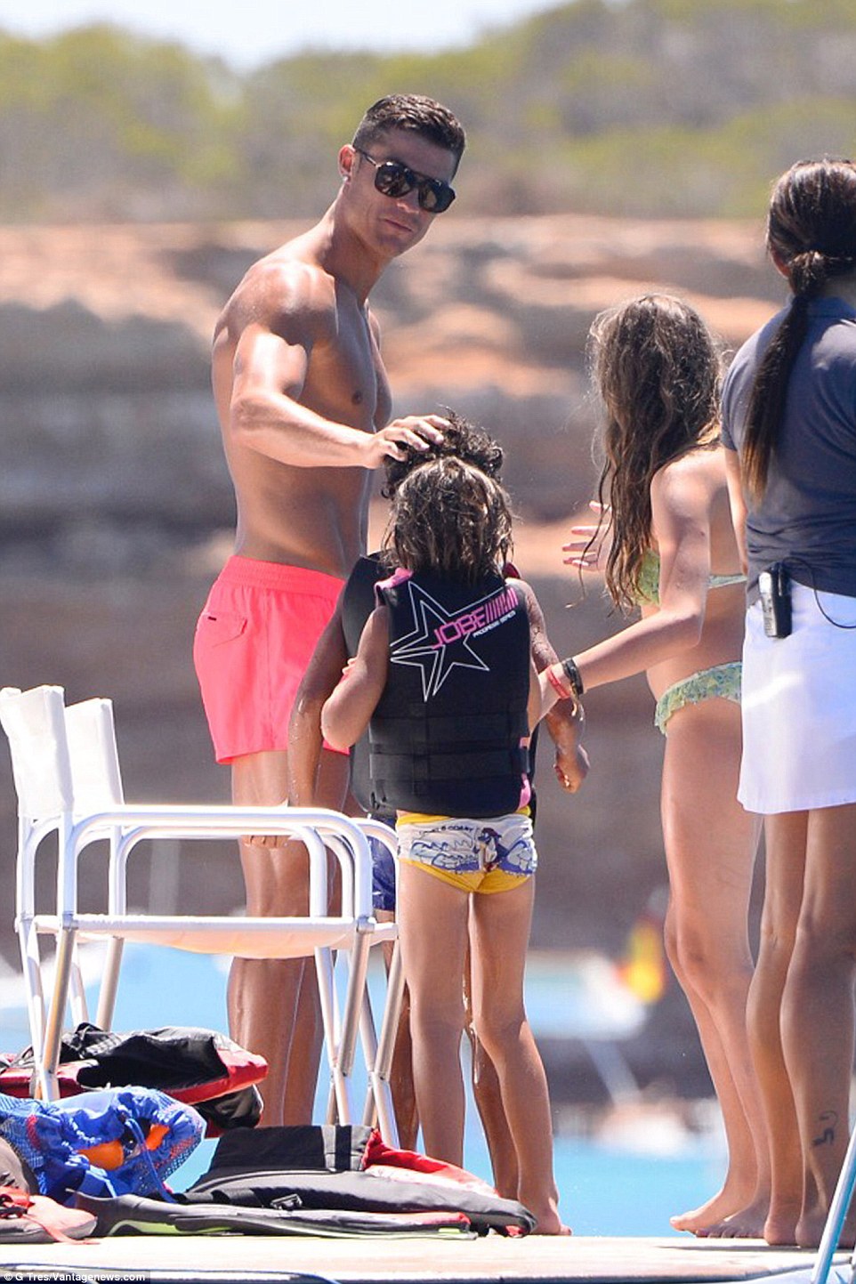 365CF82D00000578-3694516-Family_man_Cristiano_chilled_out_with_all_the_kids_present-a-117_1468782826096