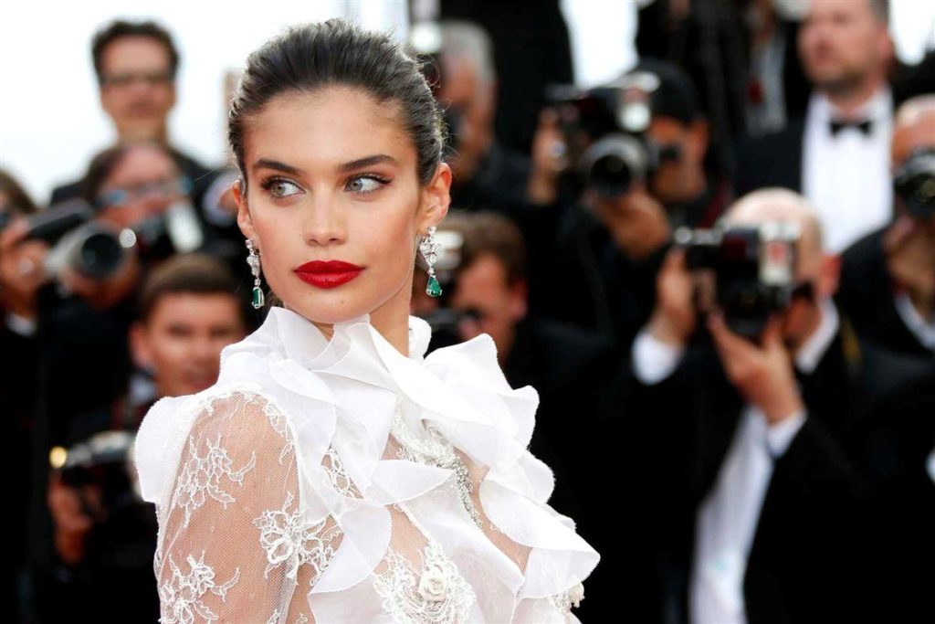 Sara Sampaio leva vestido transparente em Cannes ...