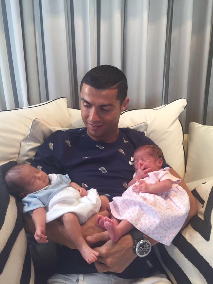 Cristiano Ronaldo partilha primeira fotografia com os gémeos