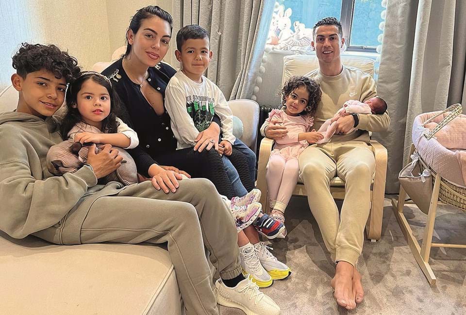 Cristiano-Ronaldo-e-Georgina-Rodriguez-com-os-filhos