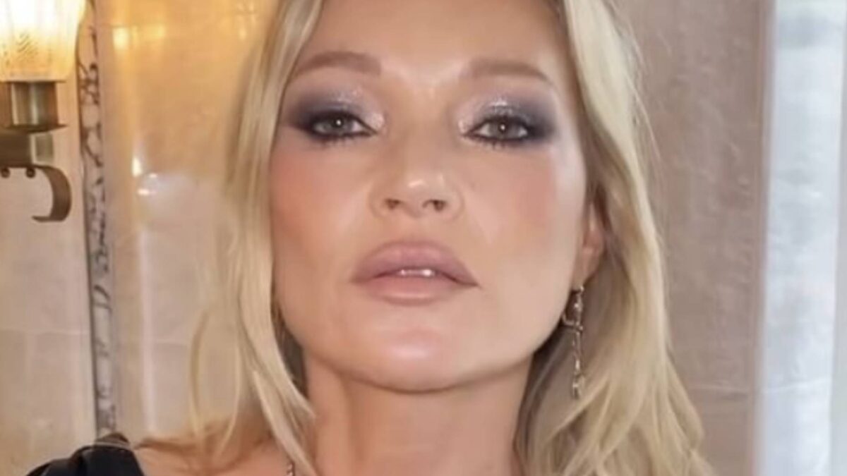 Sem maquiagem, Kate Moss é clicada fumando na frente de