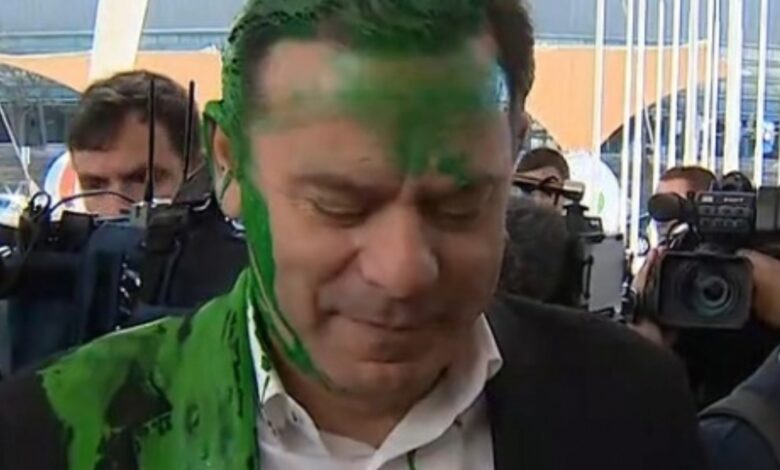 Tinta verde! Luís Montenegro atacado durante ação de campanha