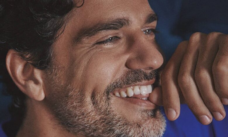 "É uma entrevista imperdível": Bruno Cabrerizo protagoniza nova capa da revista 'Cristina'