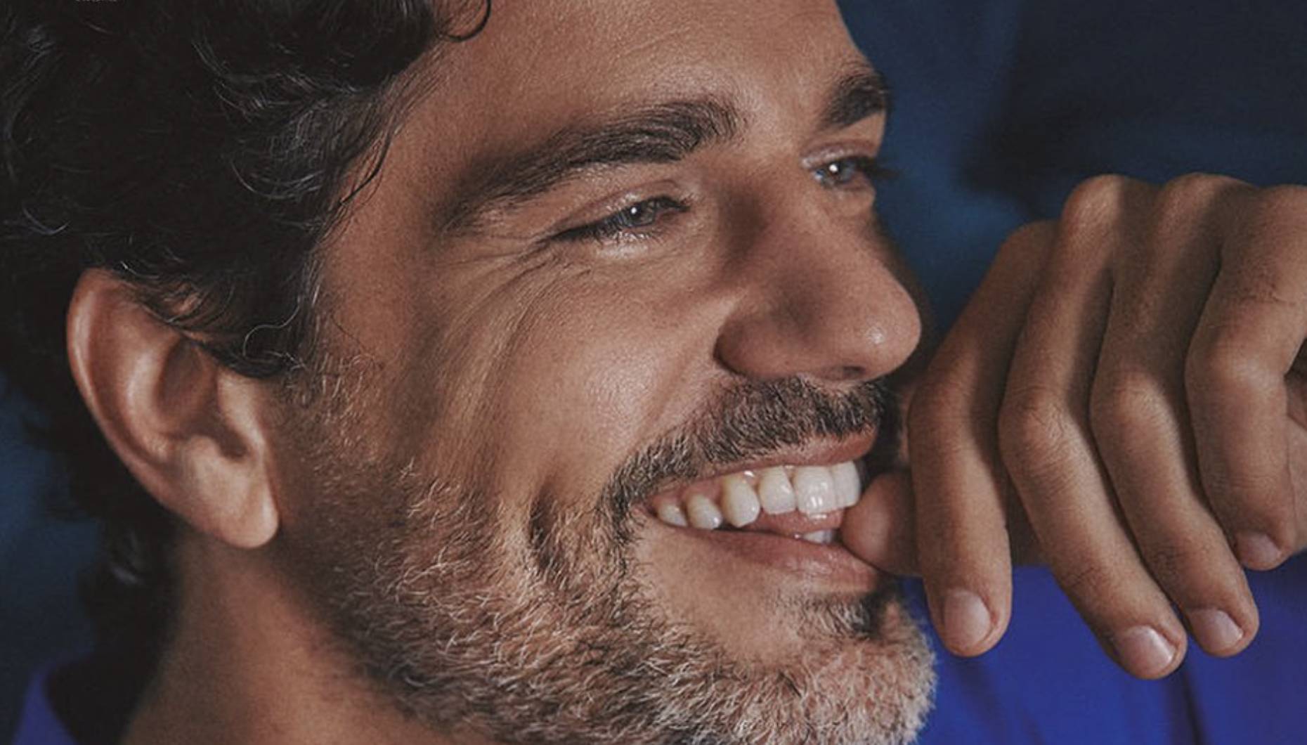 "É uma entrevista imperdível": Bruno Cabrerizo protagoniza nova capa da revista 'Cristina'