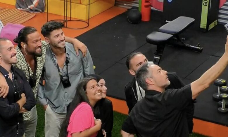 Cláudio Ramos entrou na casa do Big Brother. Vê aqui a fotografia do apresentador com os concorrentes