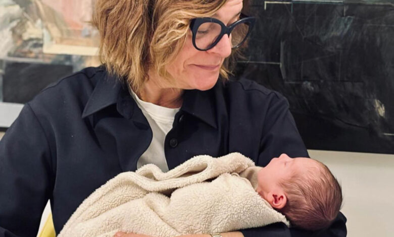 Avó babada! Júlia Pinheiro mostra-se com a neta nos braços