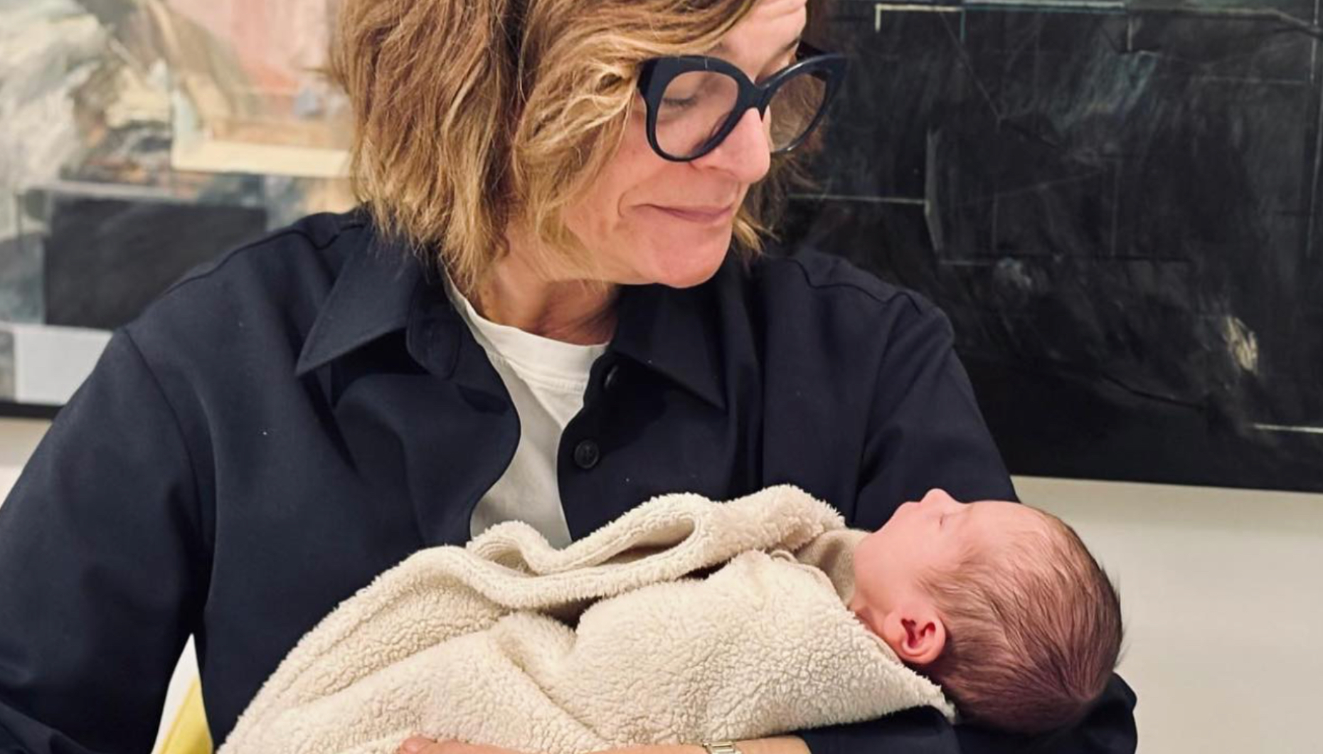 Avó babada! Júlia Pinheiro mostra-se com a neta nos braços