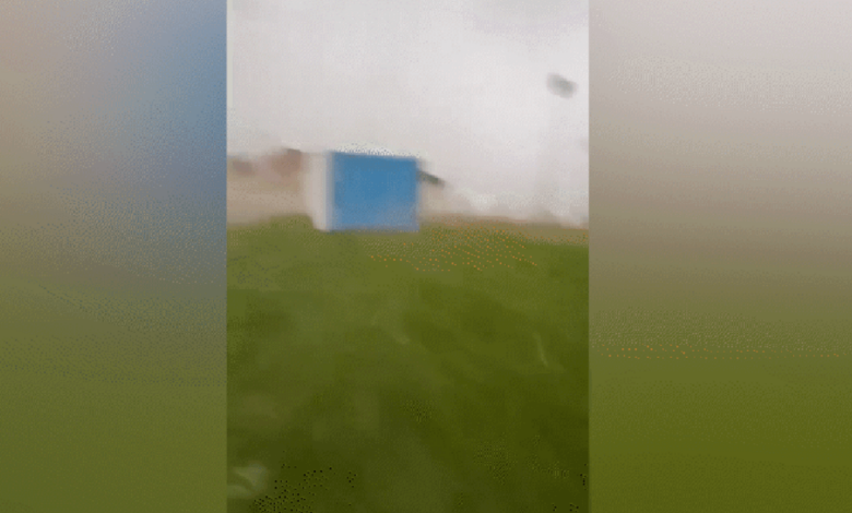 Árbitro é atingido por WC voador durante tempestade nos EUA