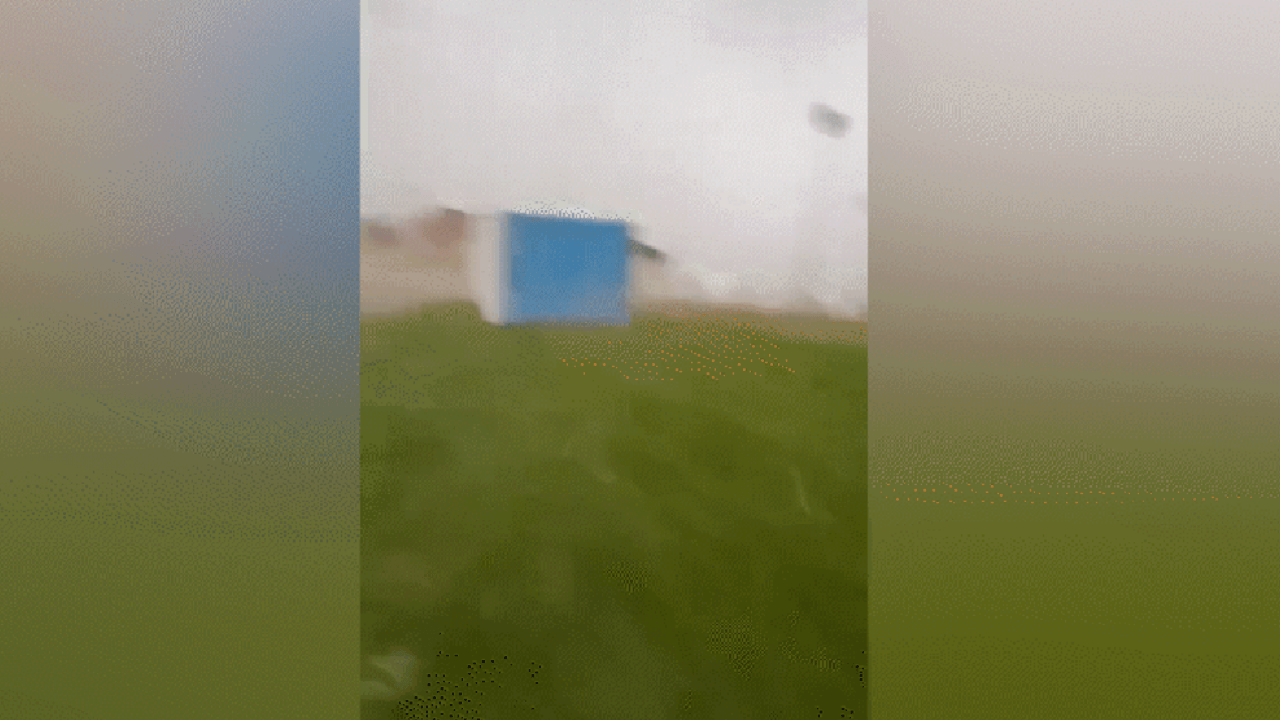 Árbitro é atingido por WC voador durante tempestade nos EUA