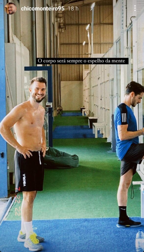 Em tronco nu, Francisco Monteiro mostra atual forma física