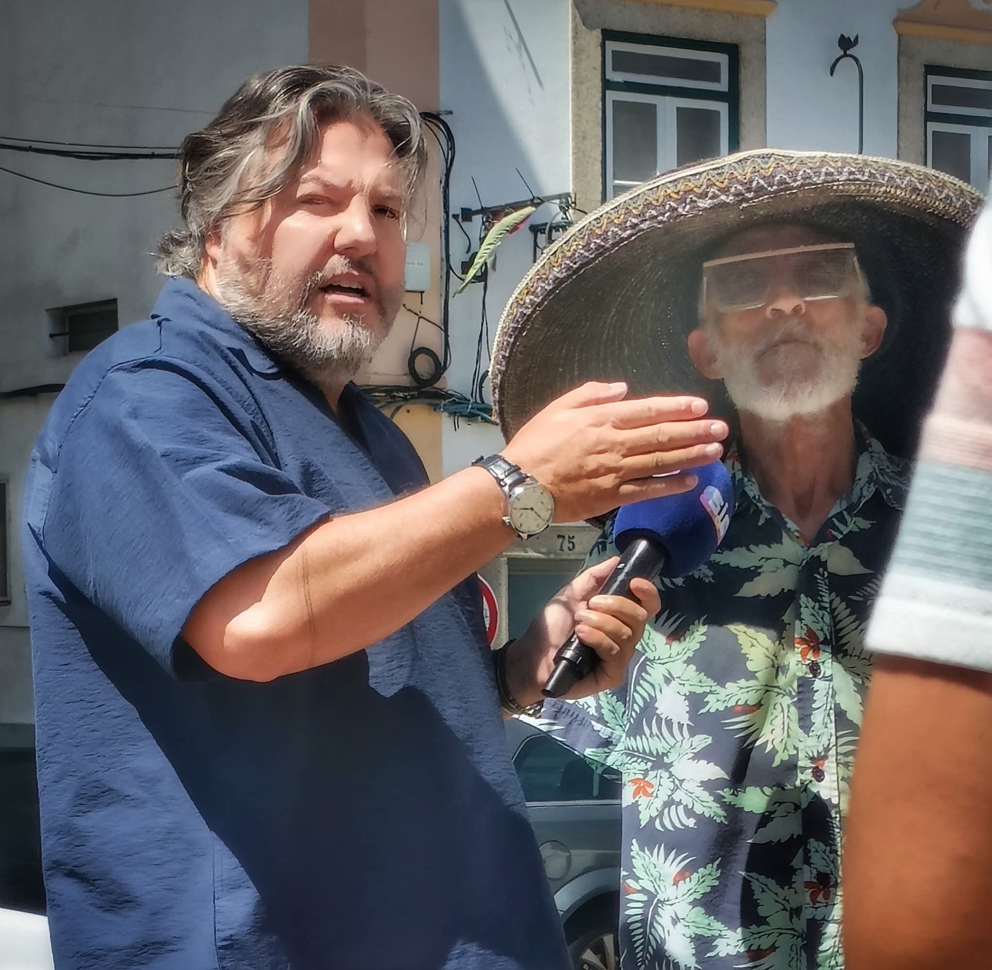 Olha quem ele é! César Mourão apanhado nas ruas de Évora a gravar programa da SIC