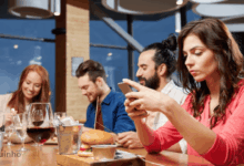 Quem mexe no telemovel às refeições nos restaurantes... são doentes! É doença!