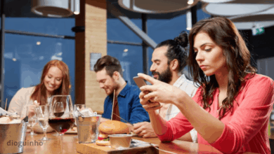 Quem mexe no telemovel às refeições nos restaurantes... são doentes! É doença!