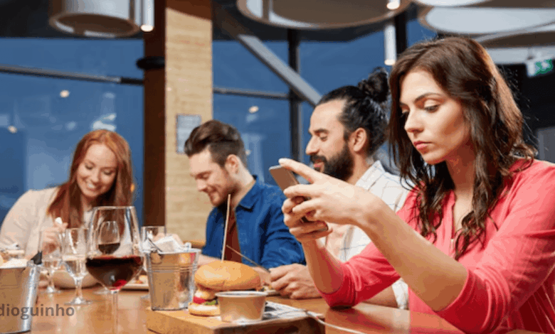 Quem mexe no telemovel às refeições nos restaurantes... são doentes! É doença!