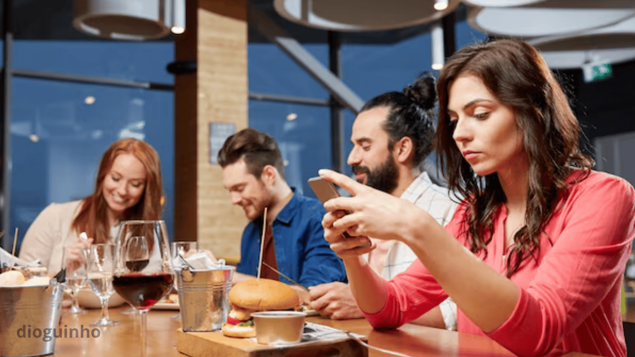 Quem mexe no telemovel às refeições nos restaurantes... são doentes! É doença!