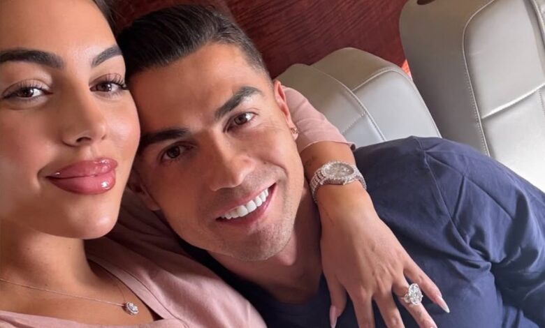 Georgina Rodríguez exibe anel de noivado de luxo em pleno voo. Clima de romance com Cristiano Ronaldo