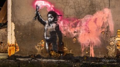 Banksy pinta juiz “carrasco” em Londres, e a polícia reage de imediato