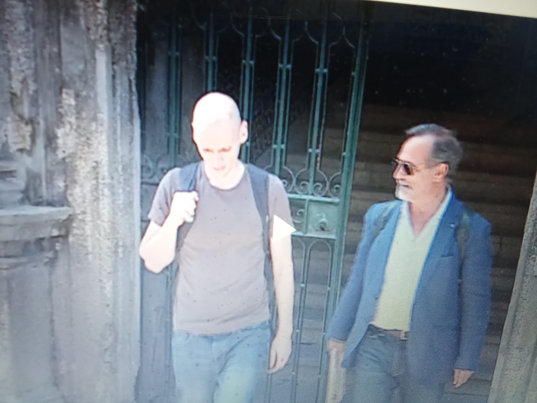 António Capelo acusado de "namorar com homem casado", nega ser gay. Envolvido em tráfico de cocaína no passado, refugia-se em casa e desmente "assédio sexual a menores"