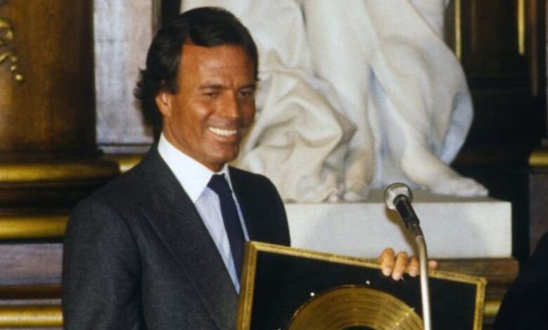 Justiça espanhola arquiva denúncias de abusos contra Julio Iglesias