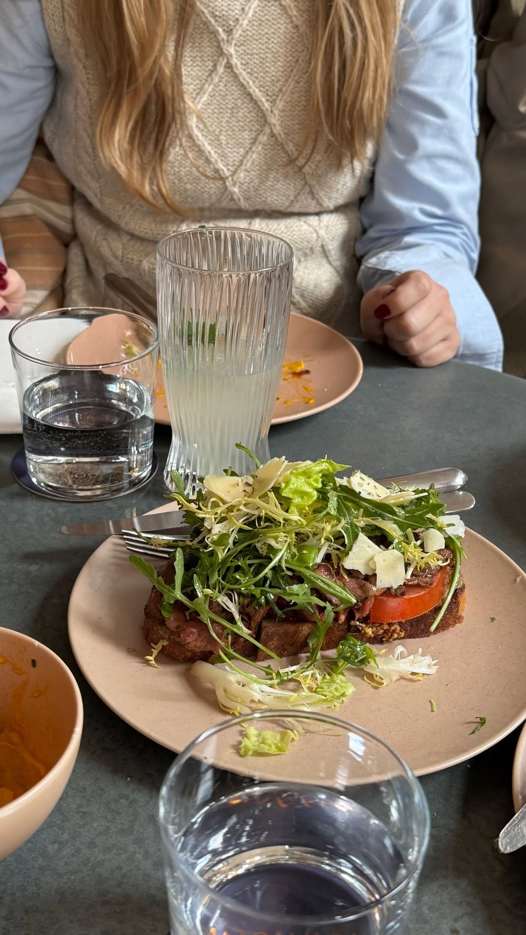 Companhia misteriosa: Francisco Monteiro "livre" e acompanhado após separação