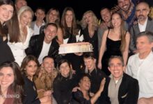 O reencontro da 1ª Companhia: Maria Botelho Moniz chora ao receber maquete do programa