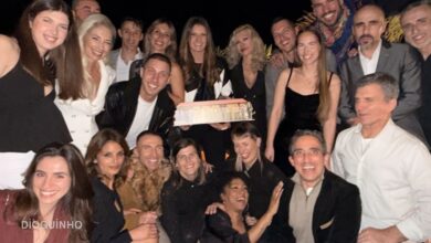 O reencontro da 1ª Companhia: Maria Botelho Moniz chora ao receber maquete do programa