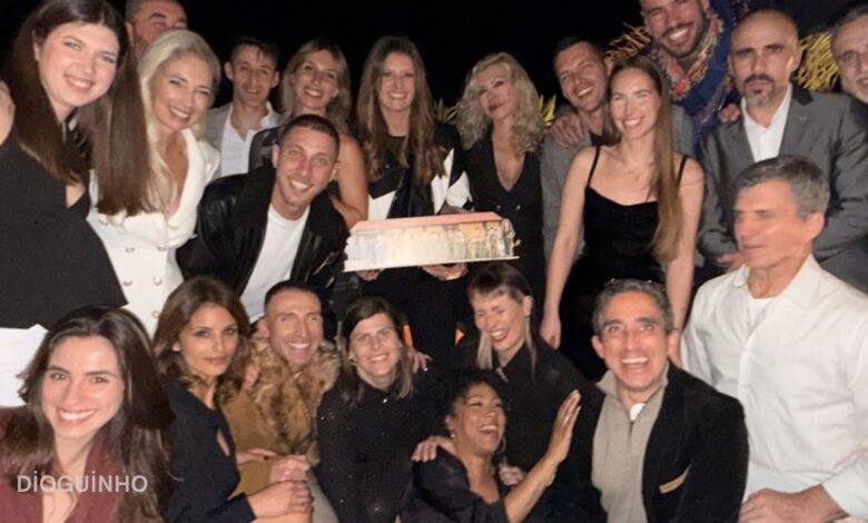 O reencontro da 1ª Companhia: Maria Botelho Moniz chora ao receber maquete do programa