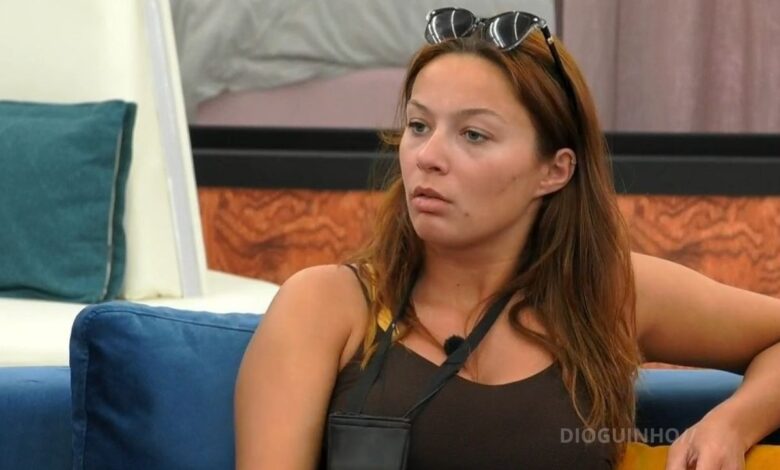 Eva reage com boa disposição às acusações de falta de mérito: "Eu vou ganhar!"