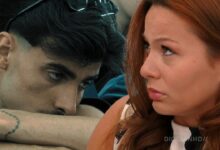 Eva chora frente ao espelho enquanto Diogo observa em silêncio no Secret Story 10