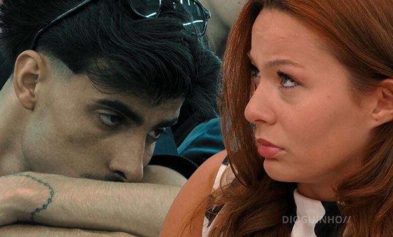 Eva chora frente ao espelho enquanto Diogo observa em silêncio no Secret Story 10