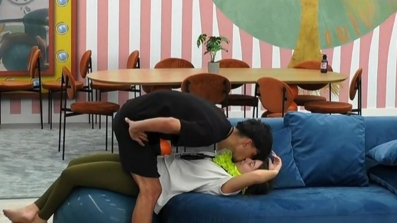 Diogo e Ariana assumem romance com beijos apaixonados à luz do dia no Secret Story 10