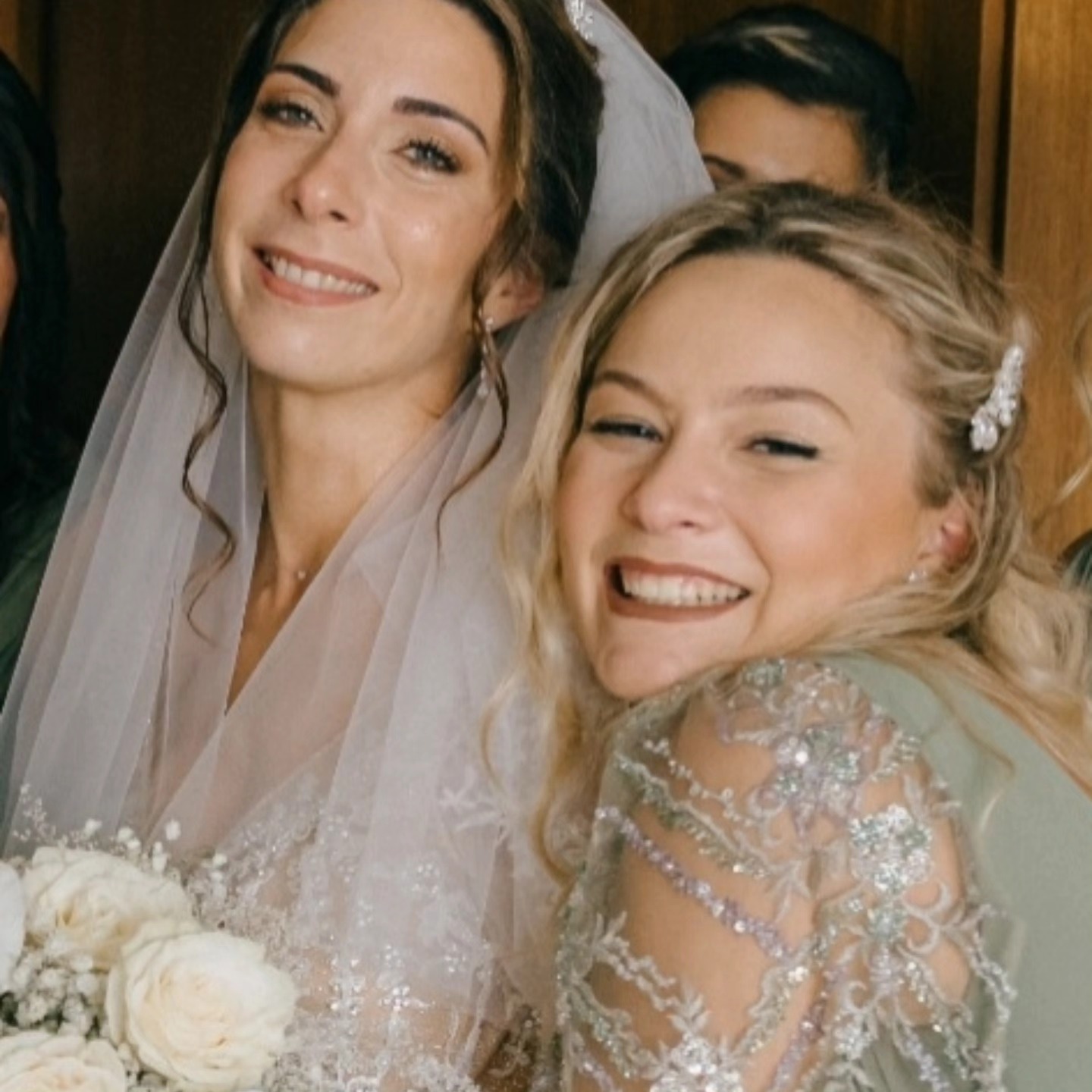 Elegância e cumplicidade: As imagens do casamento de Maryn com Eva Pais loira