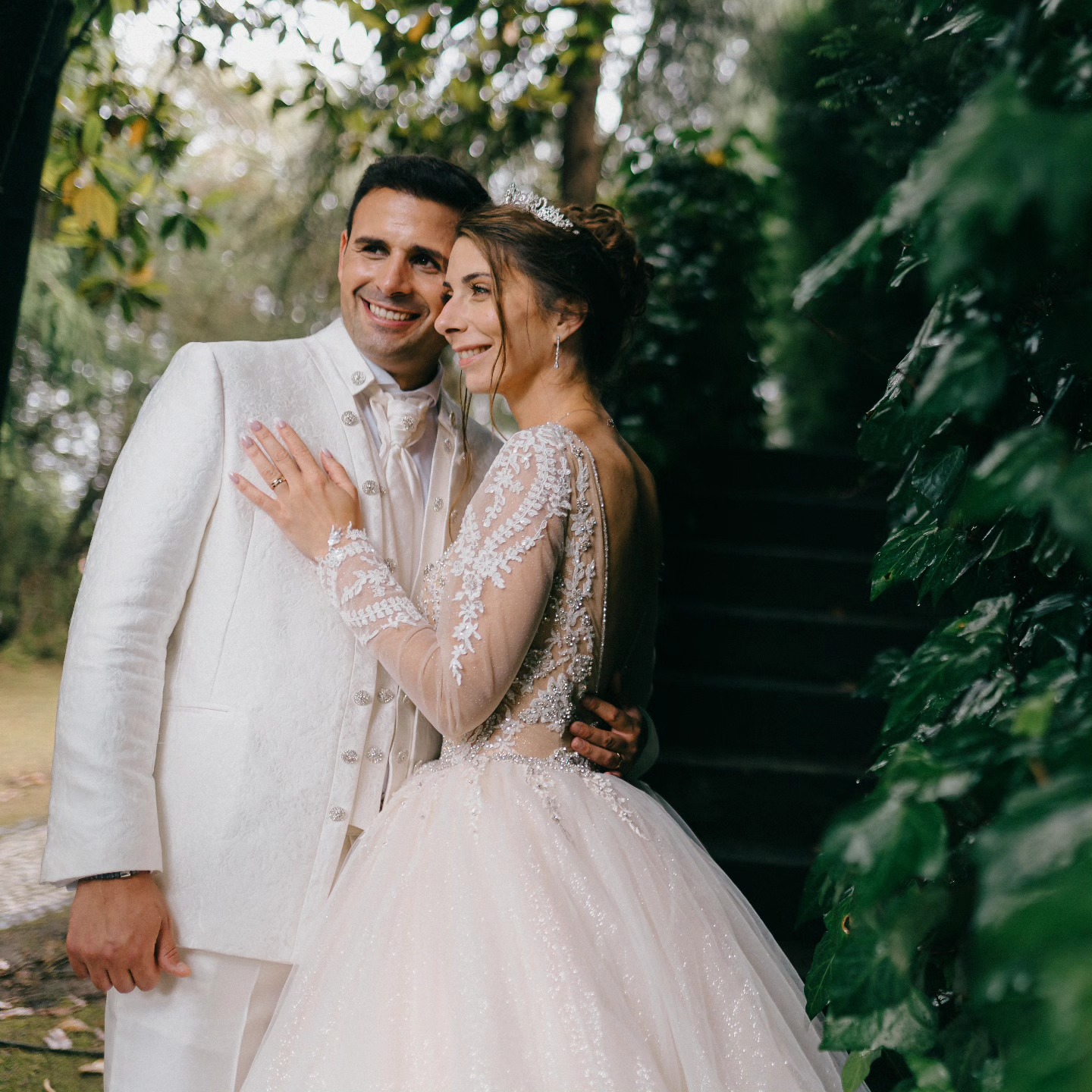 Elegância e cumplicidade: As imagens do casamento de Maryn com Eva Pais loira