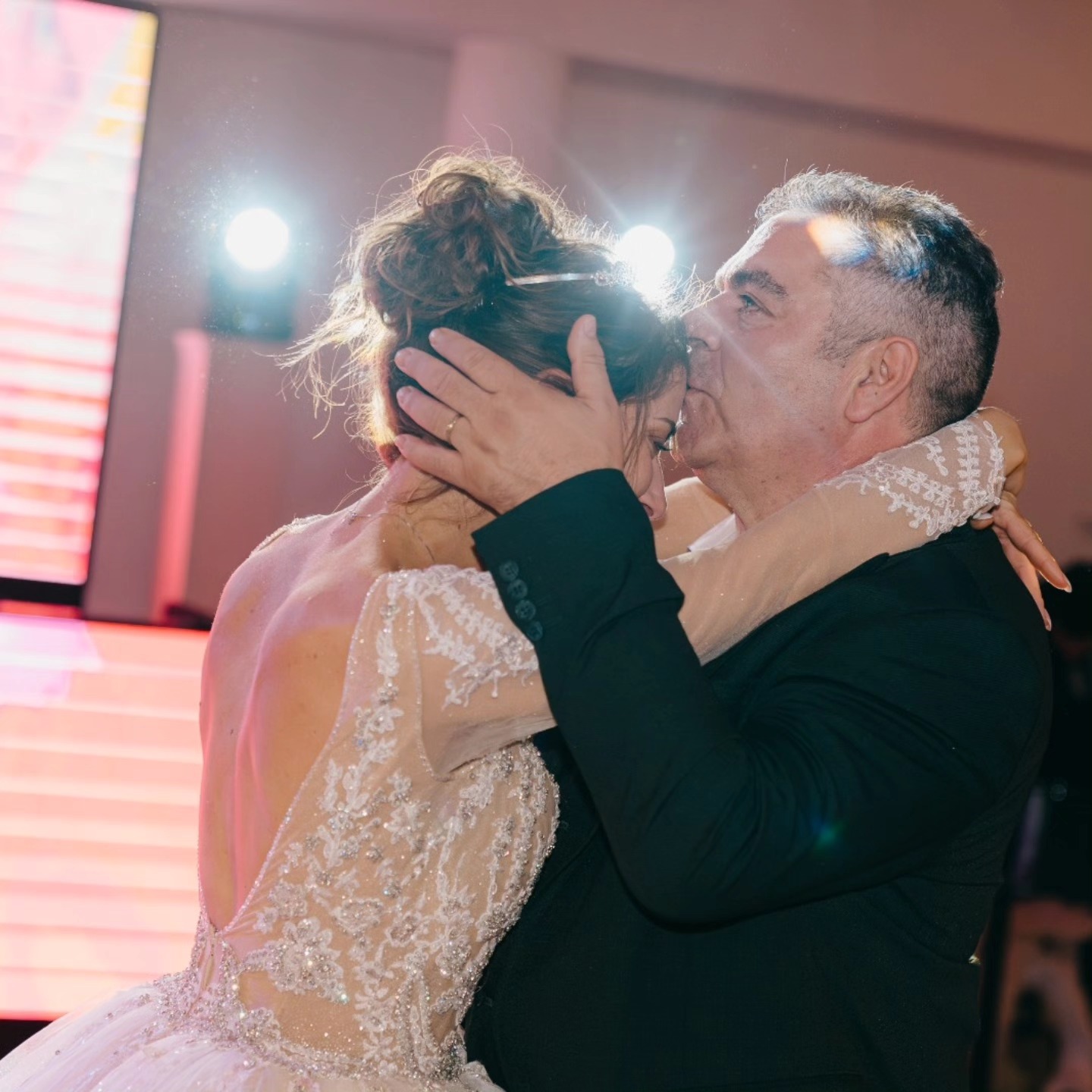 Elegância e cumplicidade: As imagens do casamento de Maryn com Eva Pais loira