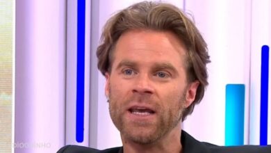 Ricardo João recorda segredo e não acredita no namoro de Sara e Hugo