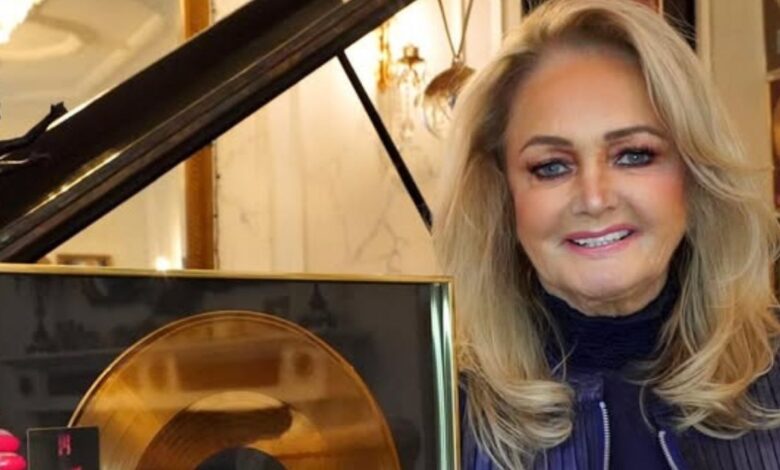 A cantora Bonnie Tyler recupera no hospital após cirurgia de urgência no Algarve
