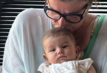 Júlia Pinheiro, um dos rostos mais marcantes da televisão portuguesa com mais de quatro décadas de carreira passadas pelos ecrãs da RTP, TVI e SIC, aproveitou este domingo, 3 de maio, para assinalar o Dia da Mãe de forma emotiva. A apresentadora recorreu às redes sociais para partilhar fotografias especiais e deixar uma declaração à filha, Matilde, que foi mãe da pequena Pilar há cerca de um ano.  Num tom nostálgico, a comunicadora recordou o início da sua própria jornada na maternidade ao lado das filhas gémeas, escrevendo: "Todas as mães têm o mesmo olhar, o mesmo gesto de colo e proteção. Há 33 anos eu e a Matilde começámos a nossa história de mãe e filha".  O rosto das tardes da estação de Paço de Arcos encerrou a homenagem elogiando o papel de Matilde nesta nova fase familiar, acrescentando: "Hoje enterneci-me tanto por também ela estar a cumprir o maior desígnio da vida. Parabéns Mãe Matilde".
