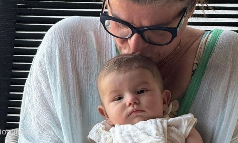 Júlia Pinheiro, um dos rostos mais marcantes da televisão portuguesa com mais de quatro décadas de carreira passadas pelos ecrãs da RTP, TVI e SIC, aproveitou este domingo, 3 de maio, para assinalar o Dia da Mãe de forma emotiva. A apresentadora recorreu às redes sociais para partilhar fotografias especiais e deixar uma declaração à filha, Matilde, que foi mãe da pequena Pilar há cerca de um ano.  Num tom nostálgico, a comunicadora recordou o início da sua própria jornada na maternidade ao lado das filhas gémeas, escrevendo: "Todas as mães têm o mesmo olhar, o mesmo gesto de colo e proteção. Há 33 anos eu e a Matilde começámos a nossa história de mãe e filha".  O rosto das tardes da estação de Paço de Arcos encerrou a homenagem elogiando o papel de Matilde nesta nova fase familiar, acrescentando: "Hoje enterneci-me tanto por também ela estar a cumprir o maior desígnio da vida. Parabéns Mãe Matilde".