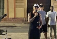 Robbie Williams surpreende fãs em Sevilha com atuação de rua