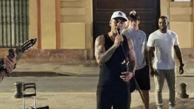 Robbie Williams surpreende fãs em Sevilha com atuação de rua