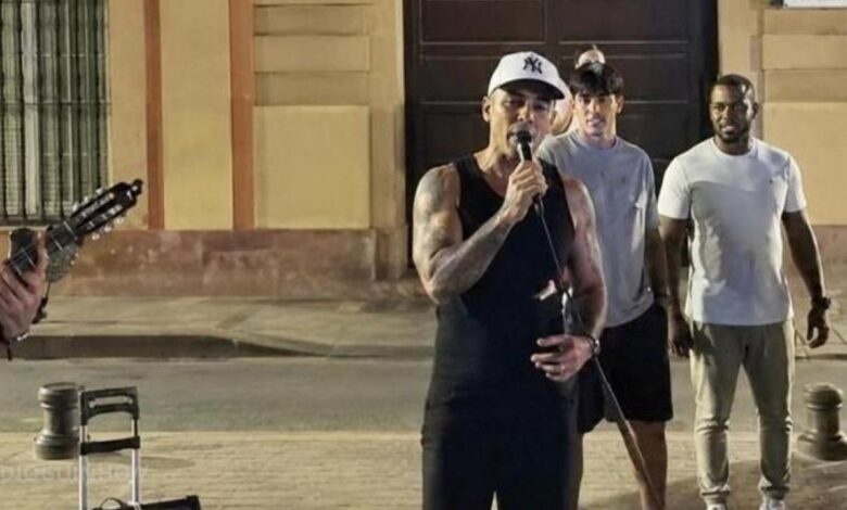 Robbie Williams surpreende fãs em Sevilha com atuação de rua