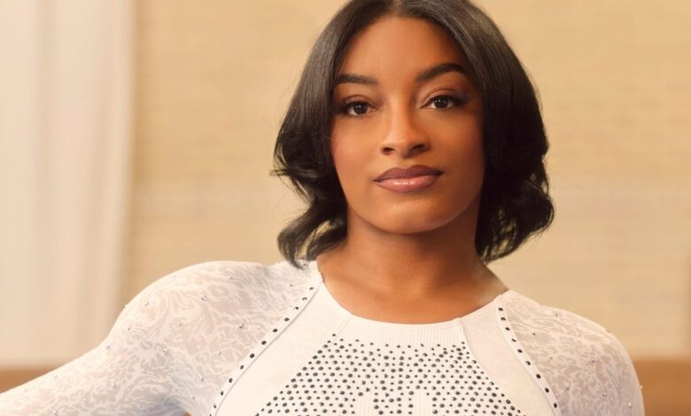Simone Biles admite: “Quase morrer” esta semana e partilha pulseiras do hospital