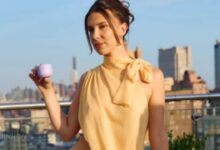 Millie Bobby Brown promove Florence by Mills com look deslumbrante em Nova Iorque