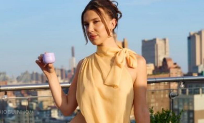 Millie Bobby Brown promove Florence by Mills com look deslumbrante em Nova Iorque