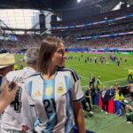 João Félix fotografado em clima de grande cumplicidade com cantora argentina