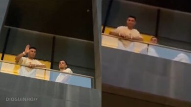 Cristiano Ronaldo vem à janela do hotel acenar aos adeptos em Toronto