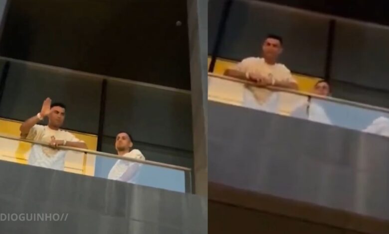 Cristiano Ronaldo vem à janela do hotel acenar aos adeptos em Toronto