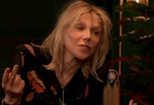 Courtney Love anuncia disco novo e revela susto de saúde de 2019: "Quase morri"